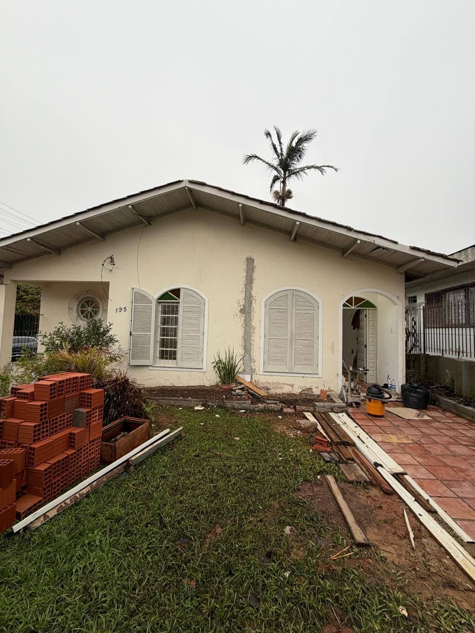 Fachada da casa de 1978 já reformada, com jardim cuidado