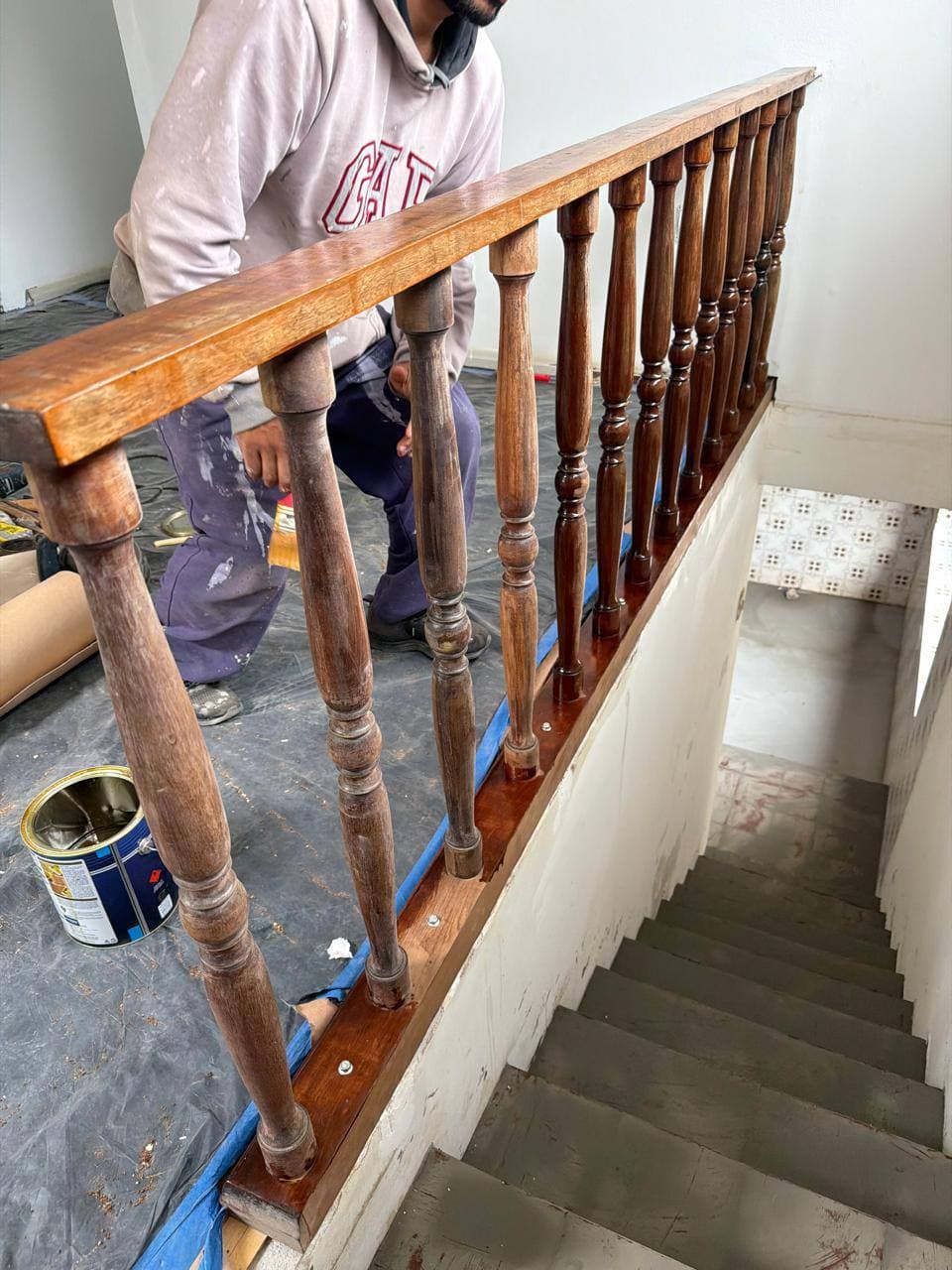 Alex instalando pessoalmente o guarda-corpo da escada durante a obra