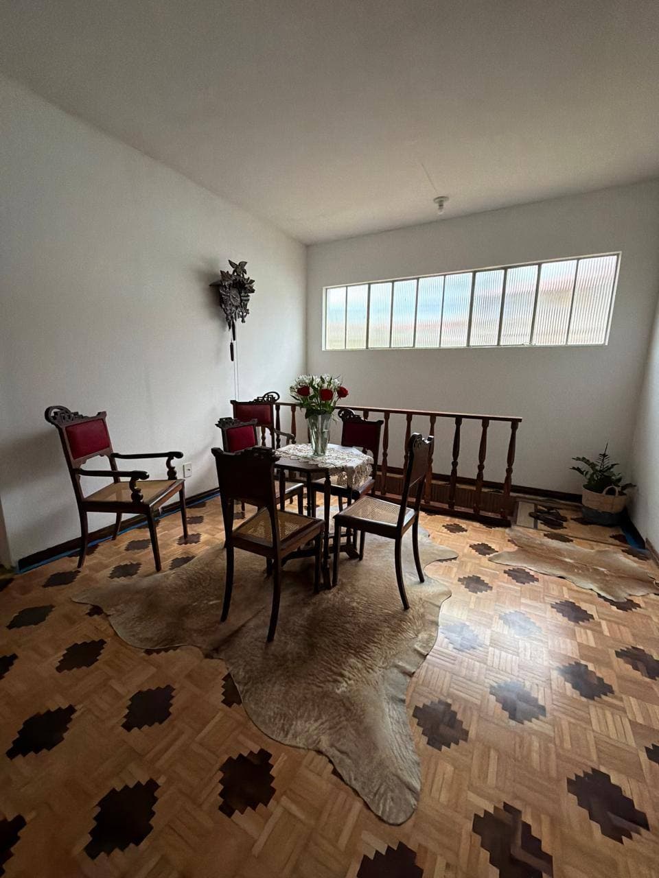 Sala de estar mobiliada, depois da reforma da casa